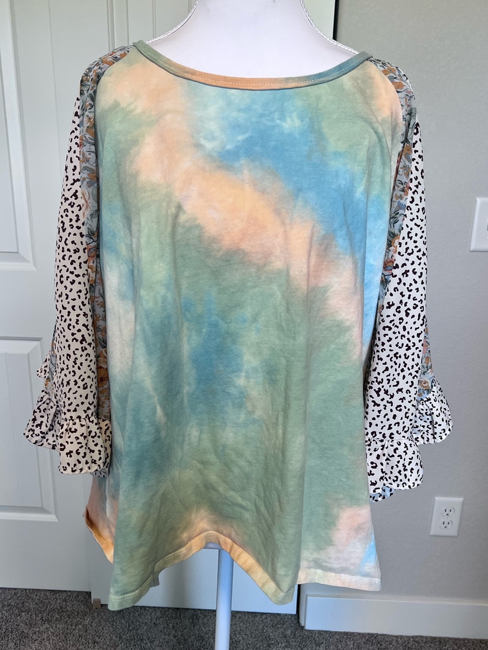 Tie-Dye Tee with Animal Print Floral Raglan Sleeves Sz XL / XXL